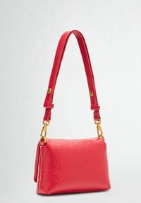 Rote Handtasche aus Kunstleder mit strukturierter Form, verstellbarem Tragegurt und goldenen Hardware-Akzenten. Glatte Textur mit glänzendem Finish.