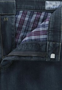Jeans en denim noir avec une fermeture éclair, dotés d'une doublure intérieure à carreaux dans les tons bleu, bourgogne et blanc. "M" brodé sur la ceinture.