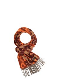 Sciarpa arancione e marrone con motivo, con bordi frangiati, realizzata in materiale morbido, che presenta un design fluido e drappeggiato.
