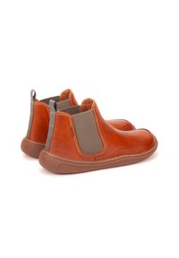 Botas Chelsea de cuero marrón con paneles laterales elásticos, acabado texturizado, puntera redondeada y suelas de goma. Cuenta con tiradores para facilitar su uso.