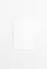 T-shirt bianco a maniche corte con scollo rotondo e una texture liscia, presenta una vestibilità comoda e nessun logo o motivo visibile.