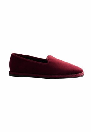 Bordowe buty wsuwane z miękką zamszową fakturą i niską czarną podeszwą, zaprojektowane do noszenia w pomieszczeniach lub na lekkie wyjścia na zewnątrz.