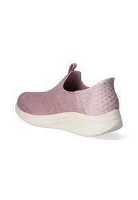 Sneaker slip-on in maglia rosa chiaro con tallone testurizzato e suola bianca morbida; presenta una linguetta per facilitarne l'uso.