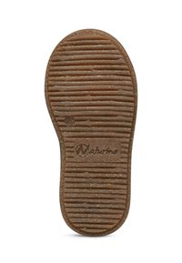 Hnědá gumová podešev s horizontálními drážkami, zaoblený tvar a slovo "Naturino" vyražené v oblasti paty.