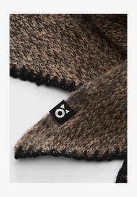 Unselected, golden oak