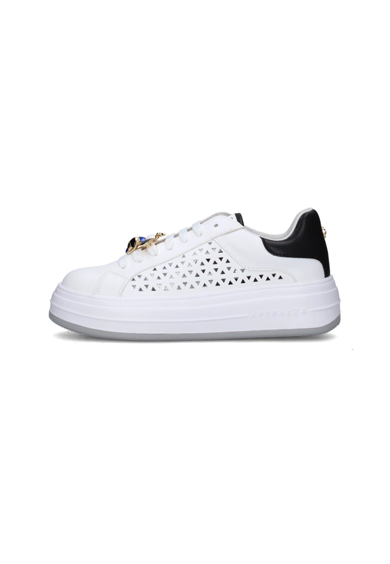 Sneaker bianco con ritagli a forma triangolare, colletto imbottito e suola bianca spessa. Presenta un tallone nero e dettagli dorati sui lacci.