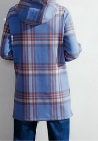 Felpa con cappuccio a quadri blu con una consistenza morbida, dotata di cappuccio e maniche lunghe. Il motivo include tonalità di blu scuro, rosa e crema.
