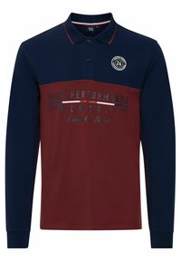 Polo majica dugih rukava s dizajnom u plavoj i burgundij boji, sa okruglim logotipom i printanim tekstom u kontrastnim bojama.
