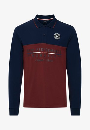 Ilgųjų rankovių polo marškiniai su tamsiai mėlynos ir burgundiškos spalvų blokų dizainu, apvaliu logotipu ir atspausdintu tekstu kontrastingomis spalvomis.
