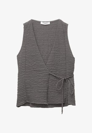 Haut gris sans manches avec un design enroulé, tissu texturé et fermeture à nœud sur le côté. Doté d'un décolleté en V et d'une coupe légèrement décontractée.