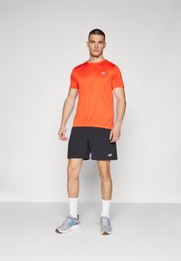 New Balance ESSENTIALS - Sport T-Shirt - neo flame