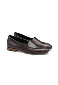 Brune læder loafers med en glat tekstur, spids tådesign og en lav træhæl. Har minimal syning og en strømlinet silhuet.
