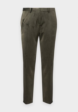 Pantalon vert olive en tissu doux avec une texture lisse. Présente une coupe ajustée et des détails de pli subtils à l'avant.