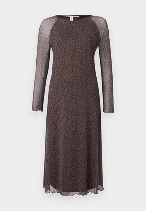 Rochie midi maro cu mâneci lungi din material transparent, având un model cu puncte negre dispersate, decolteu rotund și tiv ondulat. Textură fină.