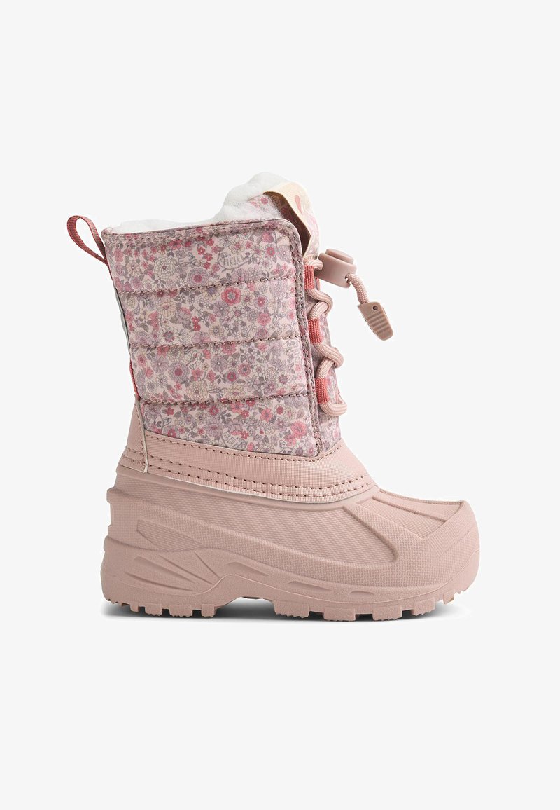 Ružová nepremokavá zimná čižma s kvetovanou tkaninou, polstrovaným holenným dielom, gumovou podrážkou a predným šnurovacím nastavovačom pre pevné uchytenie.