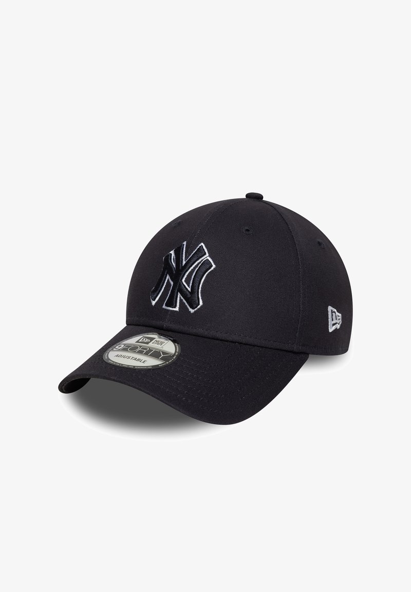 Casquette noire de baseball à visière courbée, logo New York Yankees à l'avant, sangle ajustable et signature New Era sur le côté.