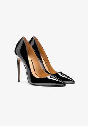 Sorte patenterede læder højhælede sko med spids tå og slank stiletto hæl. Indvendigt er der en beige foring.