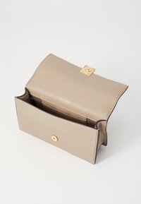Beige lærpung med teksturert overflate, gullbelagt lås og flere kortlommer innvendig. Ren, moderne design med minimale dekorasjoner.