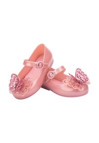 Zapatitos de charol rosas tipo Mary Jane con un adorno de mariposa decorativa y un detalle floral en la parte frontal. Correa asegurada con una hebilla circular.