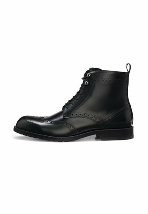 Schwarzer polierter Leder-Brogue-Knöchel-Stiefel mit Schnürsenkeln, Metallösen, Flügelkappen-Design und Zuglasche hinten, in Seitenansicht gezeigt.