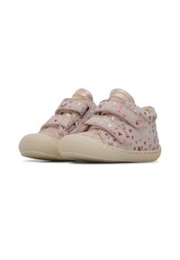 Roze canvas schoenen met hartpatronen, klittenbandsluitingen en een rubberen zool. Textuurafwerking, gevoerde enkel voor comfort. Geschikt voor kinderen.