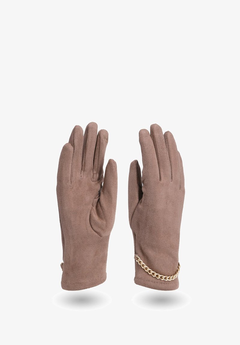 Guanti in suede marrone con un design aderente, caratterizzati da una decorazione in catena dorata al polso e una superficie texturizzata per una migliore presa.