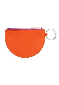 Estuche redondo de cuero naranja con un zipper morado, herrajes plateados y un anillo para llaves. Textura suave y detalles de costura mínimos.