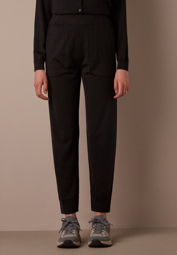 AUS ULTRALIGHT - Jogginghose - schwarz