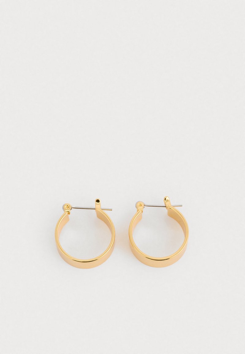 Zlaté kruhové náušnice s hladkým, lesklým povrchom a jednoduchým dizajnom. Majú zapínanie na kolík a sponu pre bezpečné nosenie.