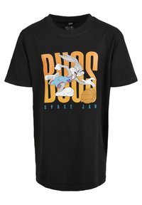 Melnas kokvilnas T-krekls ar grafiku, kurā ir redzams Būgs Bani, kas spēlē basketbolu, ar "SPACE JAM" tekstu oranžā un zilā krāsā. Klasiska apaļa kakla izgriezums.