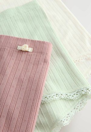 Drie stoffen stukken met textuur: een roze met verticale ribben en een decoratieve rozenaccent, een groene met kantafwerking, en een witte met vergelijkbare ribben.