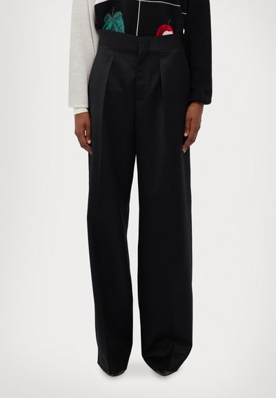 Pantaloni neri a palazzo con vita alta, caratterizzati da pieghe, texture liscia e un taglio sartoriale. Il tessuto appare leggero e strutturato.