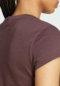 adidas Originals ESS SLIM - Basic T-shirt - shadow brown