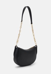 Czarna torebka w kształcie półksiężyca z złotym łańcuszkiem i skórzanym paskiem, zamek błyskawiczny oraz minimalistyczny design na białym tle.