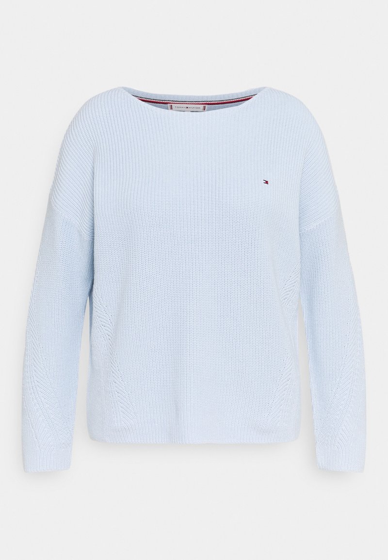 Pull en maille bleu clair à manches longues avec un col rond et un petit logo Tommy Hilfiger sur le côté gauche de la poitrine.