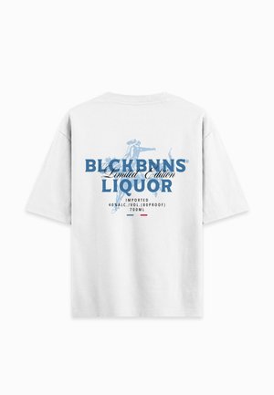 Witte t-shirt met blauwe graphics waarop staat "BLACKBNNS Limited Edition LIQUOR" en details in een mix van tekst, waaronder "IMPORTED" en het alcoholpercentage.
