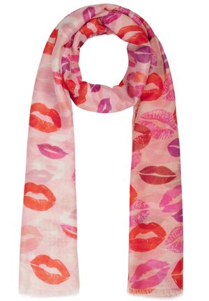 Écharpe rose clair avec motifs d'impressions de lèvres rouges, roses et violettes, tissu léger, délicatement enroulée au centre.