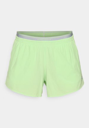 Világoszöld atlétikai rövidnadrág könnyű anyagból, szürke elasztikus derékpánttal, amin az "UNDER ARMOUR" logó található, valamint kényelmes szabású.