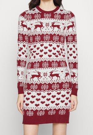 Rood-witte gebreide jurk met lange mouwen, versierd met patronen van rendieren, sneeuwvlokken en harten.