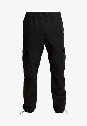 Pantaloni cargo neri realizzati in tessuto resistente, con vita elastica, coulisse regolabile e tasche laterali con chiusure a patta.