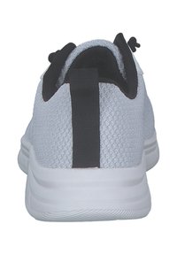 Baskets en maille grise avec un talon noir, forme arrondie, design minimaliste et semelle en caoutchouc blanche. Surface texturée et languettes de tirage sur le dessus.