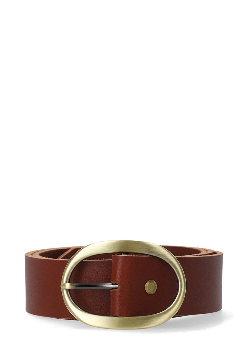 Ceinture en cuir marron avec une grande boucle ovale en laiton, enroulée sur une surface blanche.