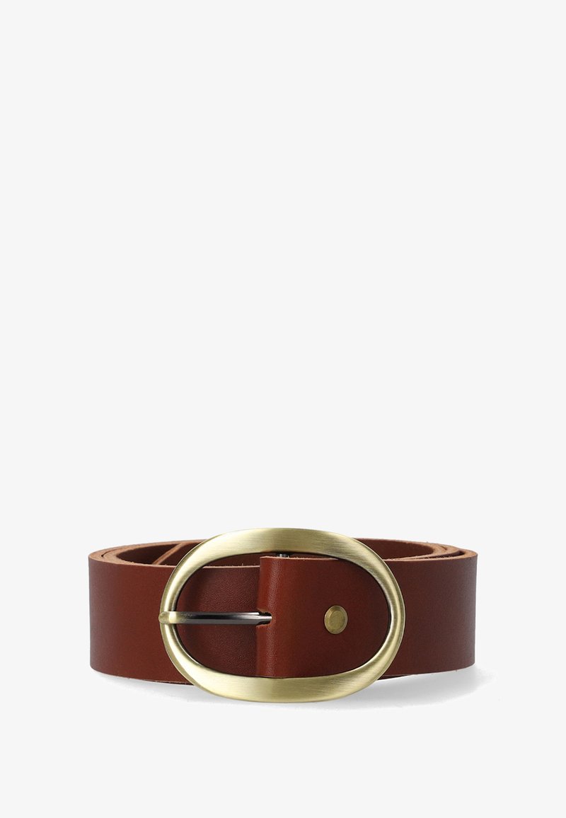 Ceinture en cuir marron avec une grande boucle ovale en laiton, enroulée sur une surface blanche.