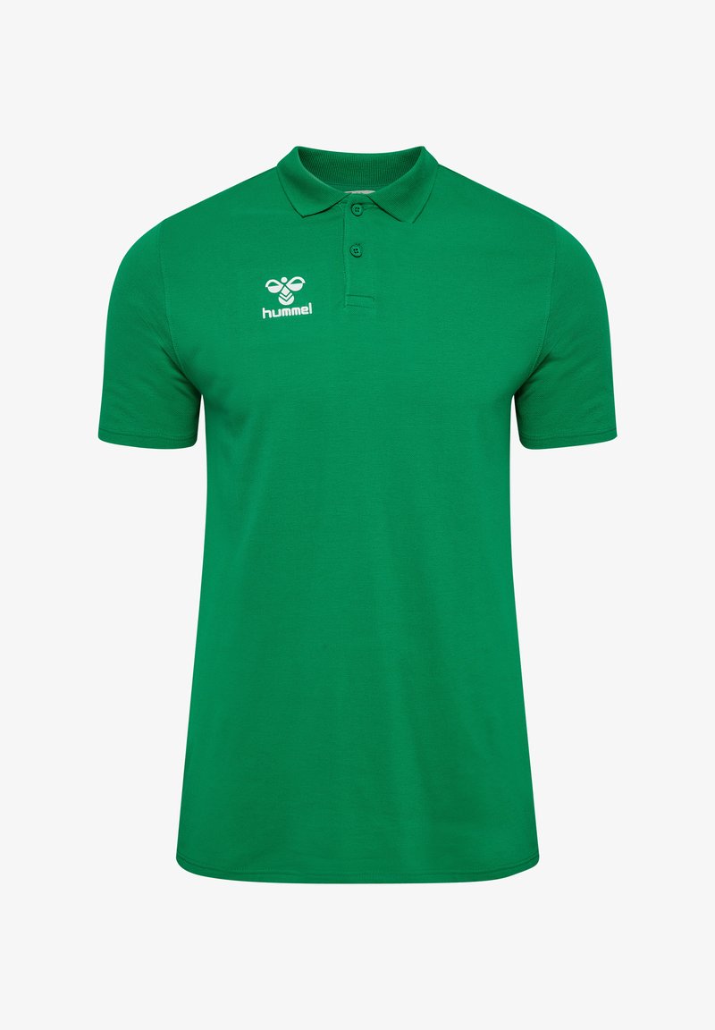 Grünes Polohemd mit kurzen Ärmeln, Kragen und zwei Knöpfen, mit einem weißen Hummel-Logo auf der linken Brust.