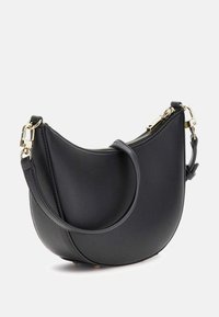 Borsa a tracolla in pelle nera con silhouette curva, dettagli in hardware dorato, chiusura con zip superiore e tracolla regolabile.