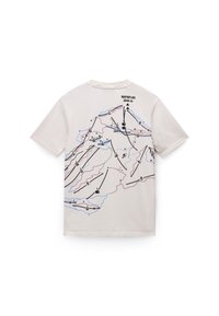 Cremefarvet bomulds t-shirt med et detaljeret topografisk kortgrafik i sort, rød og blå. Inkluderer tekstuelle elementer og retningspile.