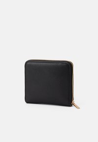 Fekete bőr pénztárca texturált felülettel, téglalap alakú, arany színű cipzáras szerelékkel és sima szélekkel.