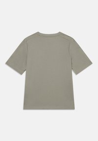 Camiseta gris de manga corta con cuello redondo, hecha de una tela suave. Presenta un diseño de espalda simple y sin costuras, sin marcas visibles.
