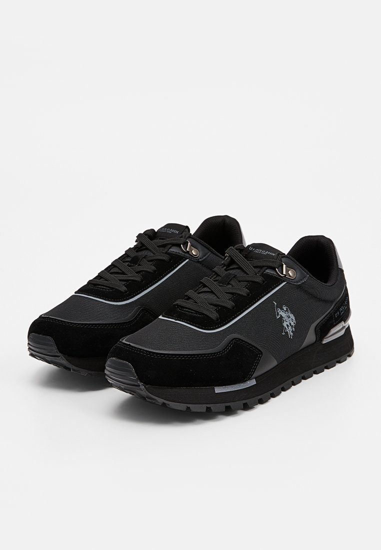 Czarne buty sportowe z mieszanką zamszu i materiału syntetycznego. Charakteryzują się eleganckim designem, szarymi akcentami i podwyższoną czarną podeszwą.