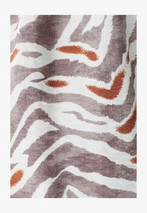 Saarmusteriga kangas valge, halli ja roostes pruuni tooni. Tekstuur on sile ja linane, pakkudes julgeid, lainelisi jooni.